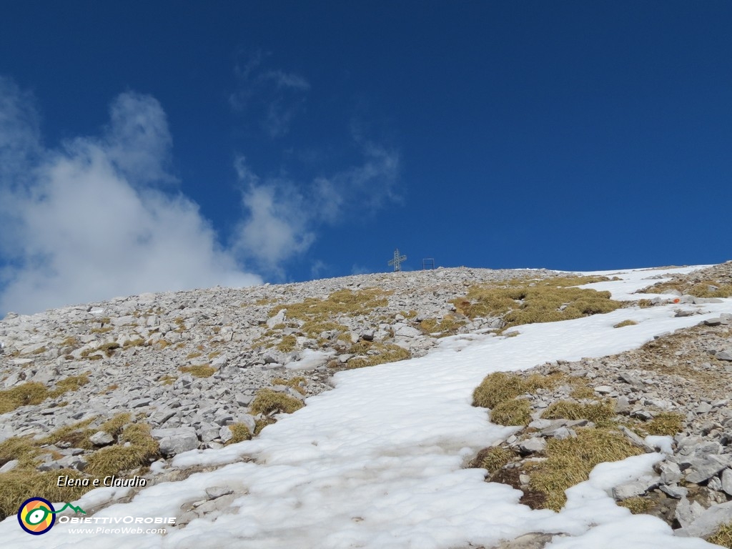 13 Seguiamo la lingua di neve fino alla vetta.JPG